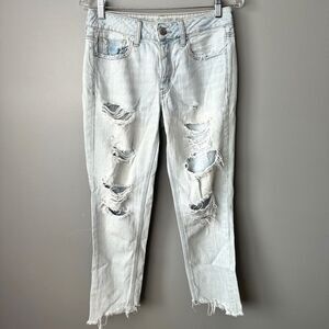 American Eagle Tom Girl distressed light wash Jeans Womens Size 2R